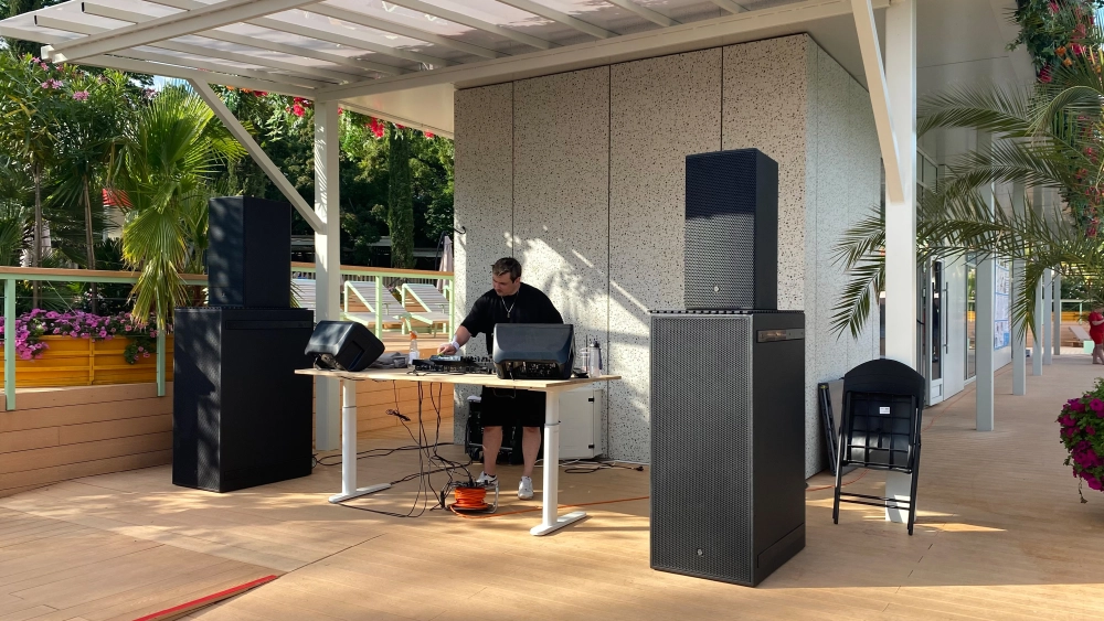 Рабочее место диджея | Хай-Тек Медиа поставщик звукового оборудования, фото-3