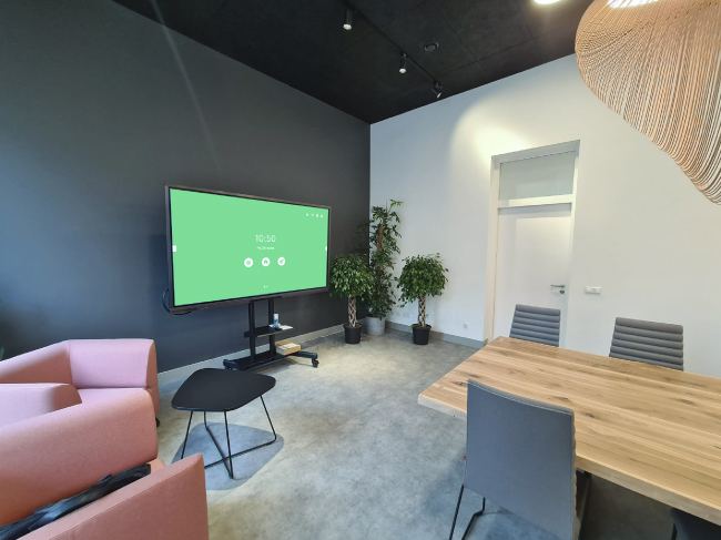 Multibrackets_mobile floorstand_650х487-06.jpg