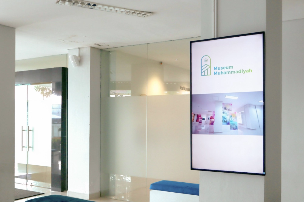 Вертикальное размещение ЖК-панелей в музее