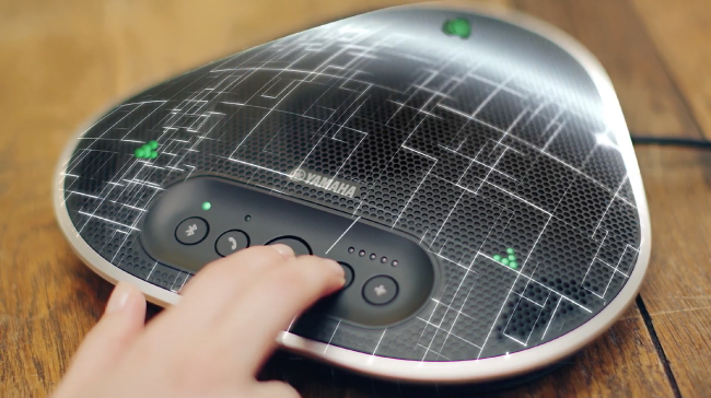 В YVC-330 есть расширенные возможности подключения к конференц-системам, компьютерам и смартфонам: через USB, Bluetooth, NFC и аналоговый вход/выход. 