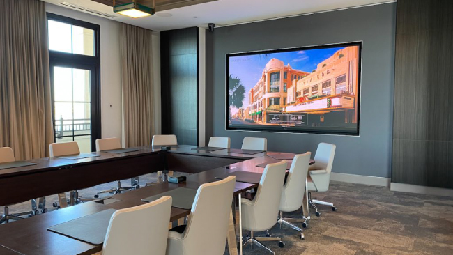 В большинстве переговорных комнат установлены 65-дюймовые дисплеи 4K. конференц-залы оснащены 130-дюймовым DVLED устройством и видеостеной 3x3 – эти дисплеи зарекомендовали себя как отличный инструмент для социального дистанцирования: иногда для одной встречи используется две комнаты и один дисплей.