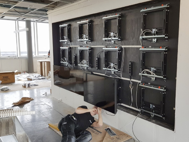 Удобство обслуживания видеостены с выдвижными кронштейнами Multibrackets 