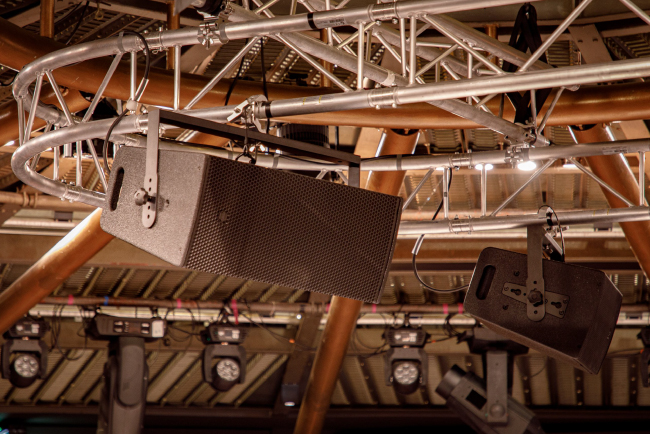 Многопрофильный Центр искусств «Олбани» в Лондоне перешел на системы звукоусиления EM Acoustics